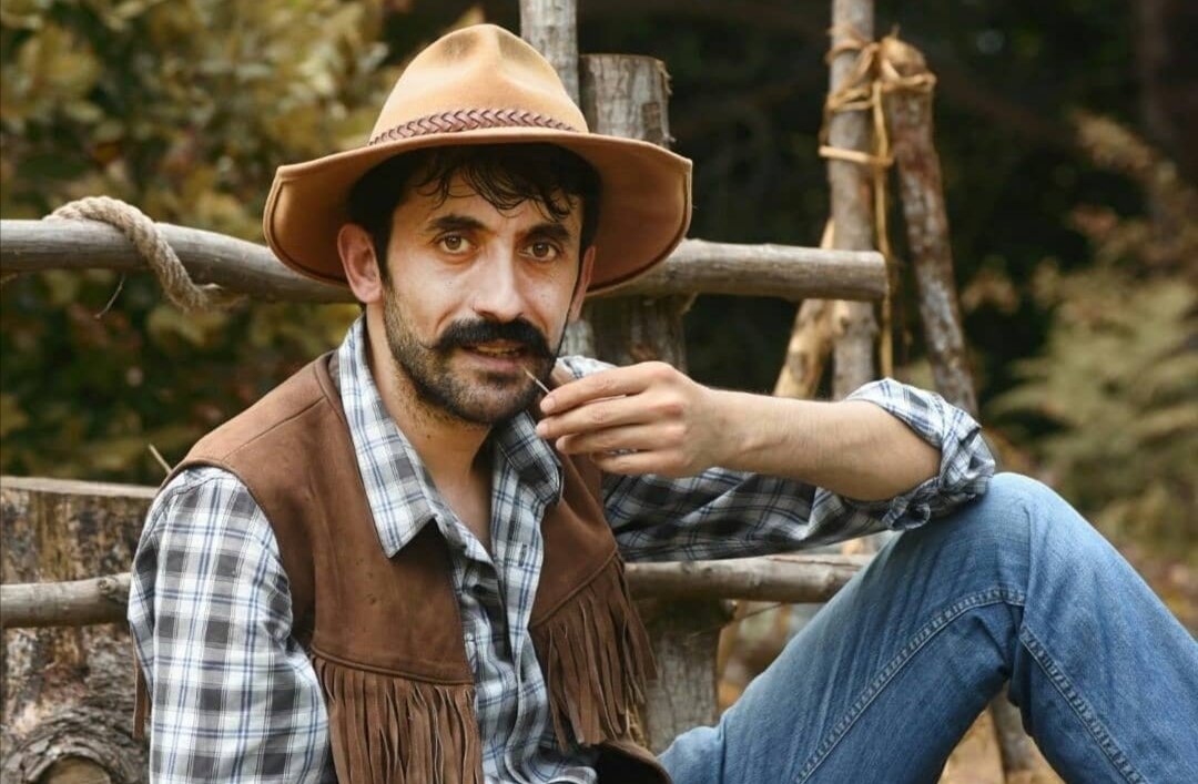 Bir umut bekledik seni...
Mekanın cennet olsun yattığın yer incitmesin seni..