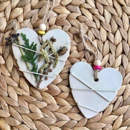 MudandBloom's tweet image. Make a clay nature weaving heart 💛🌿

This is one of the activities in our February box. It's a really simple activity to do and it's a lovely way of displaying some of the flowers and foliage that's in season at the moment. 
mudandbloom.com/blog/clay-natu…
#valentinescraft #naturecraft