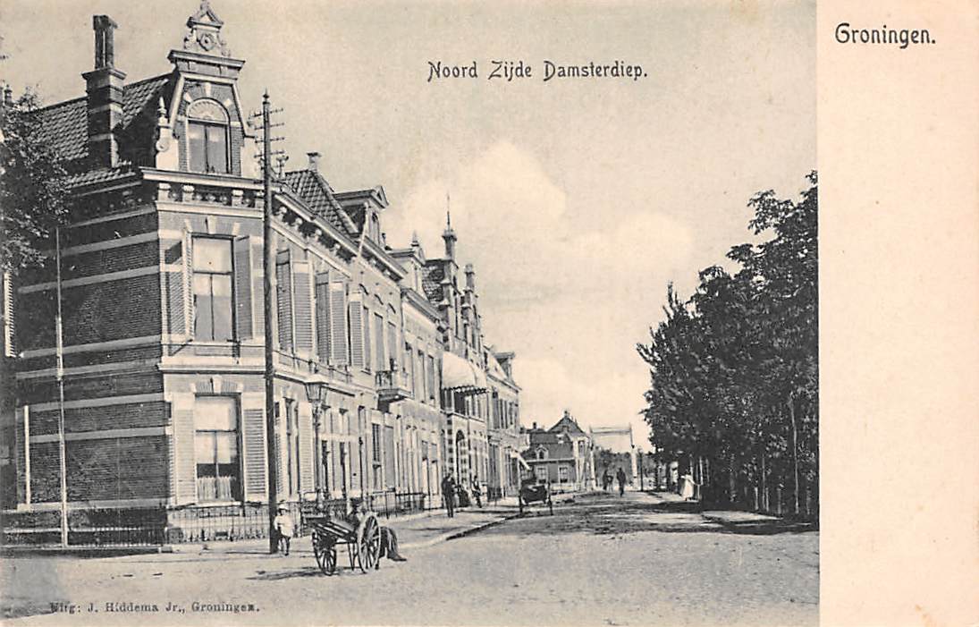 HistorieGro's tweet photo. Damsterdiep, Oude Stadspoort en Poortershuisje. Na de bevrijding in 1945 maakte het Poortershuisje plaats voor een brede autoweg. https://t.co/VYto3Q1plu