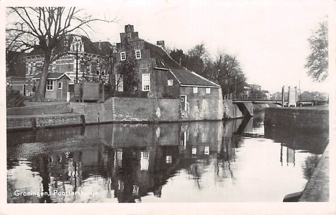 HistorieGro's tweet photo. Damsterdiep, Oude Stadspoort en Poortershuisje. Na de bevrijding in 1945 maakte het Poortershuisje plaats voor een brede autoweg. https://t.co/VYto3Q1plu