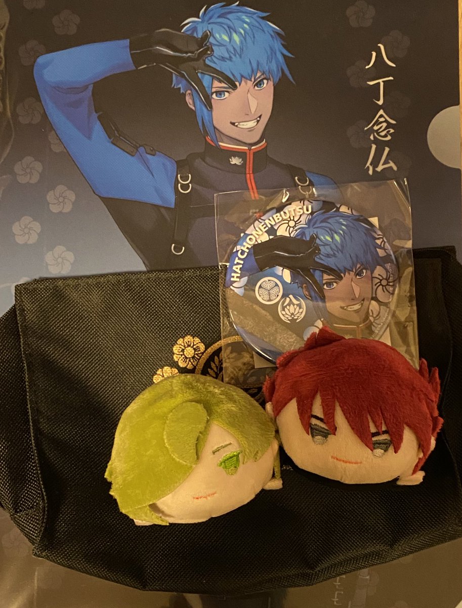 ここ数日の戦利品 クリアファイルの裏に刀身あるの博物館行きました感あってめちゃくちゃ好き😊 徳ミュポーチは八丁くん缶バ付けて古備前ニキもち入れますわ ぐでん行った時にニトロストアで悩んで立ち絵のアクスタ買ったけどおもくそ絵が被ってるから内番か戦闘にすれば良かったな〜