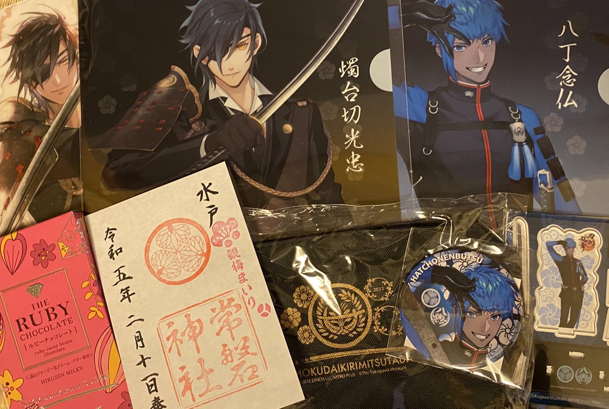ここ数日の戦利品 クリアファイルの裏に刀身あるの博物館行きました感あってめちゃくちゃ好き😊 徳ミュポーチは八丁くん缶バ付けて古備前ニキもち入れますわ ぐでん行った時にニトロストアで悩んで立ち絵のアクスタ買ったけどおもくそ絵が被ってるから内番か戦闘にすれば良かったな〜