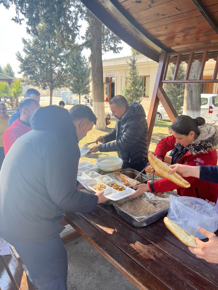 <a href="/Adana_Bld/">T.C. Adana Büyükşehir Belediyesi</a> <a href="/TYAYSD/">TYAYSD</a> Adana şubesi <a href="/AyasKarahan/">karahan ayas</a> organize ettik ,Adana Yeşiloba hipodromu’nda konaklayan depremzedeler adına teşekkür ediyorum🙏