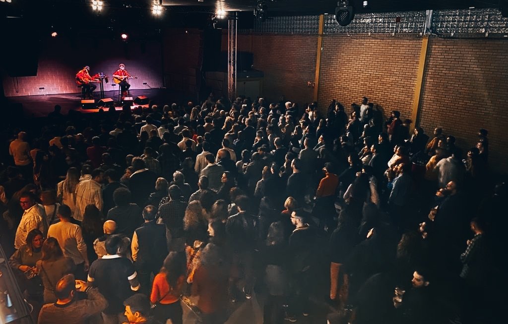 antilopez's tweet photo. GRACIAS CÓRDOBA ❤️ Pedazo de sala nueva @SalaImpala!! Y pedazo de público!! Aún asimilando todo lo que pasó anoche!!! Esos monóculos arriba!🧐 
#Gira #Mutarfama #cordoba https://t.co/Ejgz1yebmo