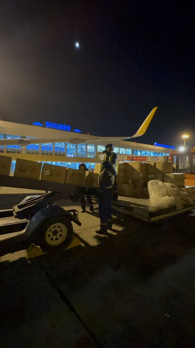 TC_BiskekBE's tweet photo. Kırgızistan'daki yardımseverlerin depremzedeler için Büyükelçiliğimize ulaştırdıkları yardım malzemesinin 2 tonu, 11 Şubat 2023 sabahı "Pegasus"  Havayolları seferiyle Türkiye’ye gönderilmiştir. Büyükelçiliğimizin personeli de yardımların uçağa yüklenişine refakat etmiştir. https://t.co/QOaXZ5Ljp7