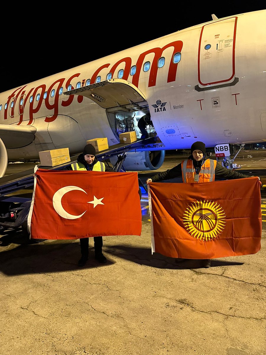 TC_BiskekBE's tweet photo. Kırgızistan'daki yardımseverlerin depremzedeler için Büyükelçiliğimize ulaştırdıkları yardım malzemesinin 2 tonu, 11 Şubat 2023 sabahı "Pegasus"  Havayolları seferiyle Türkiye’ye gönderilmiştir. Büyükelçiliğimizin personeli de yardımların uçağa yüklenişine refakat etmiştir. https://t.co/QOaXZ5Ljp7