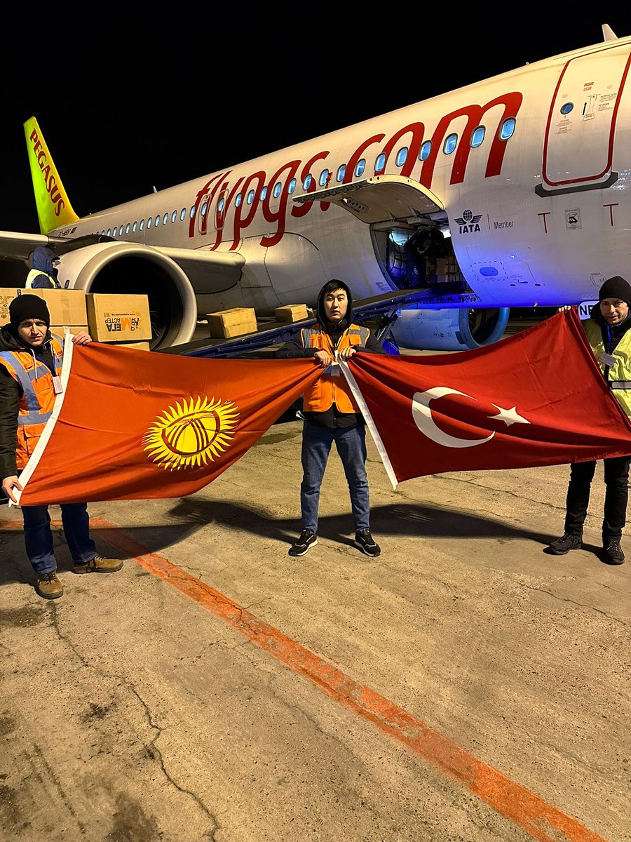 TC_BiskekBE's tweet photo. Kırgızistan'daki yardımseverlerin depremzedeler için Büyükelçiliğimize ulaştırdıkları yardım malzemesinin 2 tonu, 11 Şubat 2023 sabahı "Pegasus"  Havayolları seferiyle Türkiye’ye gönderilmiştir. Büyükelçiliğimizin personeli de yardımların uçağa yüklenişine refakat etmiştir. https://t.co/QOaXZ5Ljp7