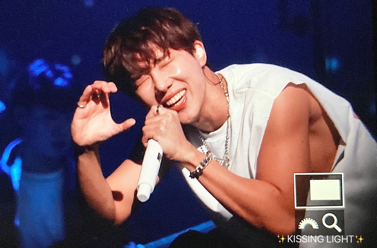 Kissing_Light's tweet photo. 220212 LV 콘서트 
❤️🫶🏻❤️
#성규 #김성규 https://t.co/oTTMbCT76e
