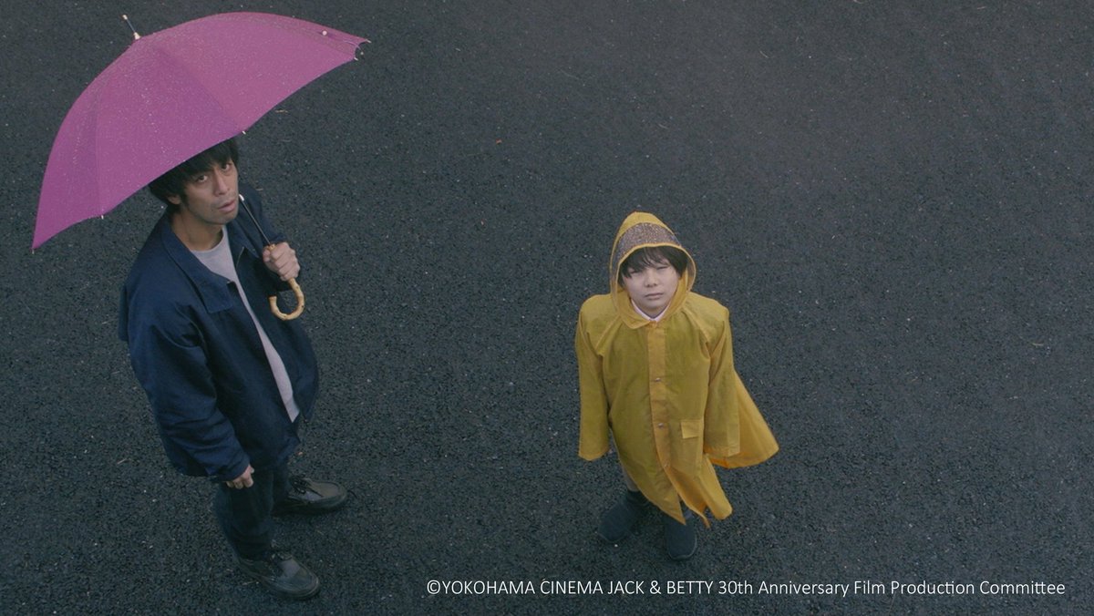 TarizSolis's tweet photo. Saat sedang jalan kaki, seorang pria tewas tertimpa pot bunga. Apakah ini kecelakaan atau kesengajaan? Alih-alih sajian misteri, 'Somebody's Flowers' hadir sebagai drama menyentuh tentang memproses duka yg ajak kita merasa &amp; membayangkan berada di posisi tiap karakternya. Bagus! https://t.co/CEQ7j2uaMU