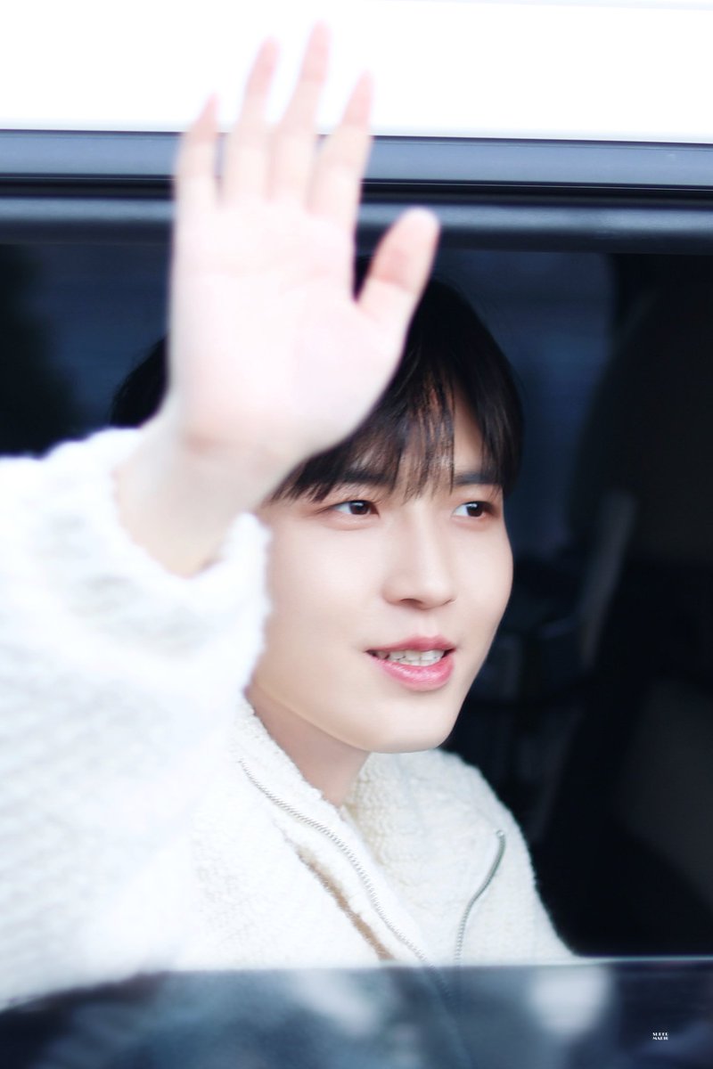 230211 쇼음악중심 퇴근 
오아시스 음방 멋지게 하고
우유비누로 퇴근

오아시스 또 보고싶다🥹
#김재환 #KIMJAEHWAN