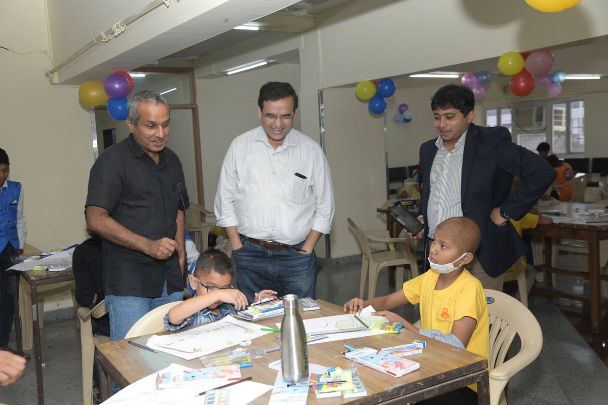BTFI4's tweet photo. Doctors and kids getting along just fine at the Festival. @cspramesh #DrTejpalGupta #DrGirishC #DrPrakashS #MayaP @TataMemorial @ACTREC_TMC @docameya @DrArpitaSahu @ArchyaDasgupta @Indraja28_11
#beautifulartwork #amazingcreativiting https://t.co/uidrgBPcAn