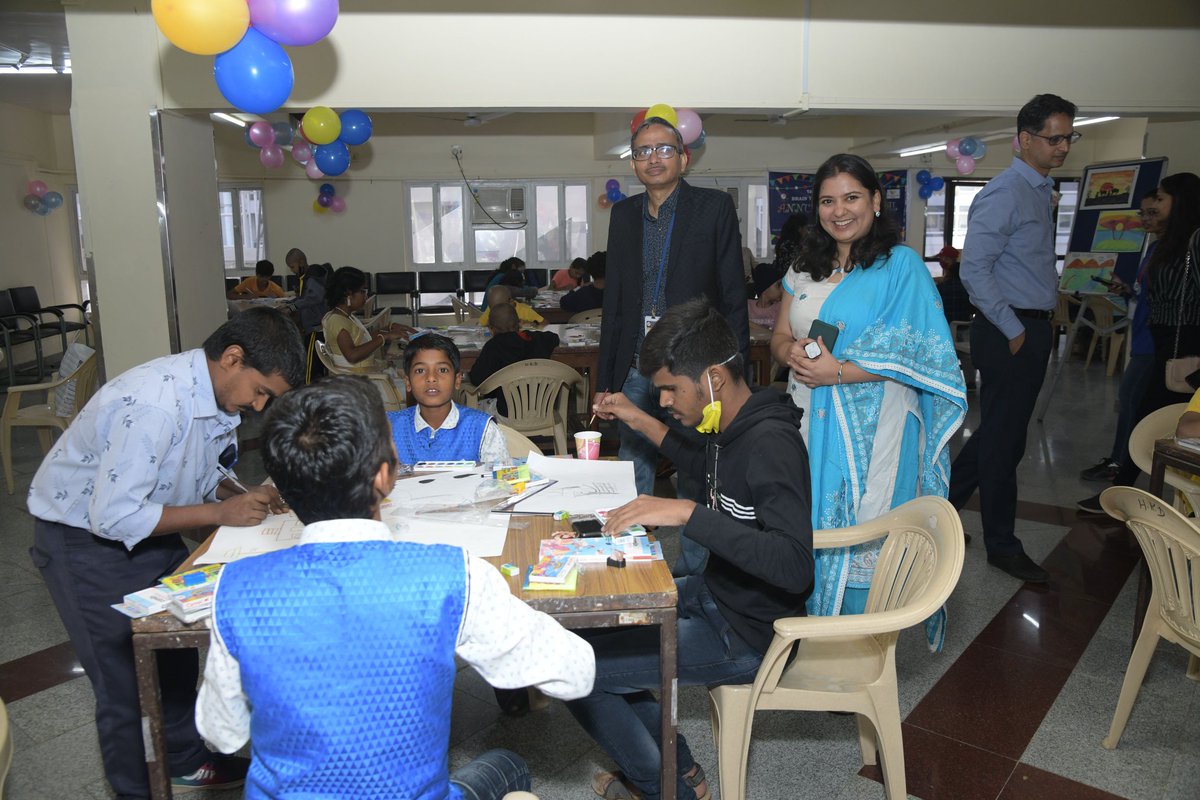 BTFI4's tweet photo. Doctors and kids getting along just fine at the Festival. @cspramesh #DrTejpalGupta #DrGirishC #DrPrakashS #MayaP @TataMemorial @ACTREC_TMC @docameya @DrArpitaSahu @ArchyaDasgupta @Indraja28_11
#beautifulartwork #amazingcreativiting https://t.co/uidrgBPcAn