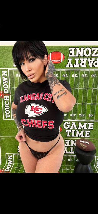 It&rsquo;s GAME DAY!! 🏈 Who will WIN this? The Eagles? The Chiefs? The Signed Football? Members JOIN FREE:<a href="/tag/comeplay"class="tags"><span>#comeplay</span></a><a href="/tag/webcamtime"class="tags"><span>#webcamtime</span></a>