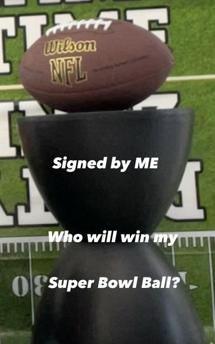 It&rsquo;s GAME DAY!! 🏈 Who will WIN this? The Eagles? The Chiefs? The Signed Football? Members JOIN FREE:<a href="/tag/comeplay"class="tags"><span>#comeplay</span></a><a href="/tag/webcamtime"class="tags"><span>#webcamtime</span></a>