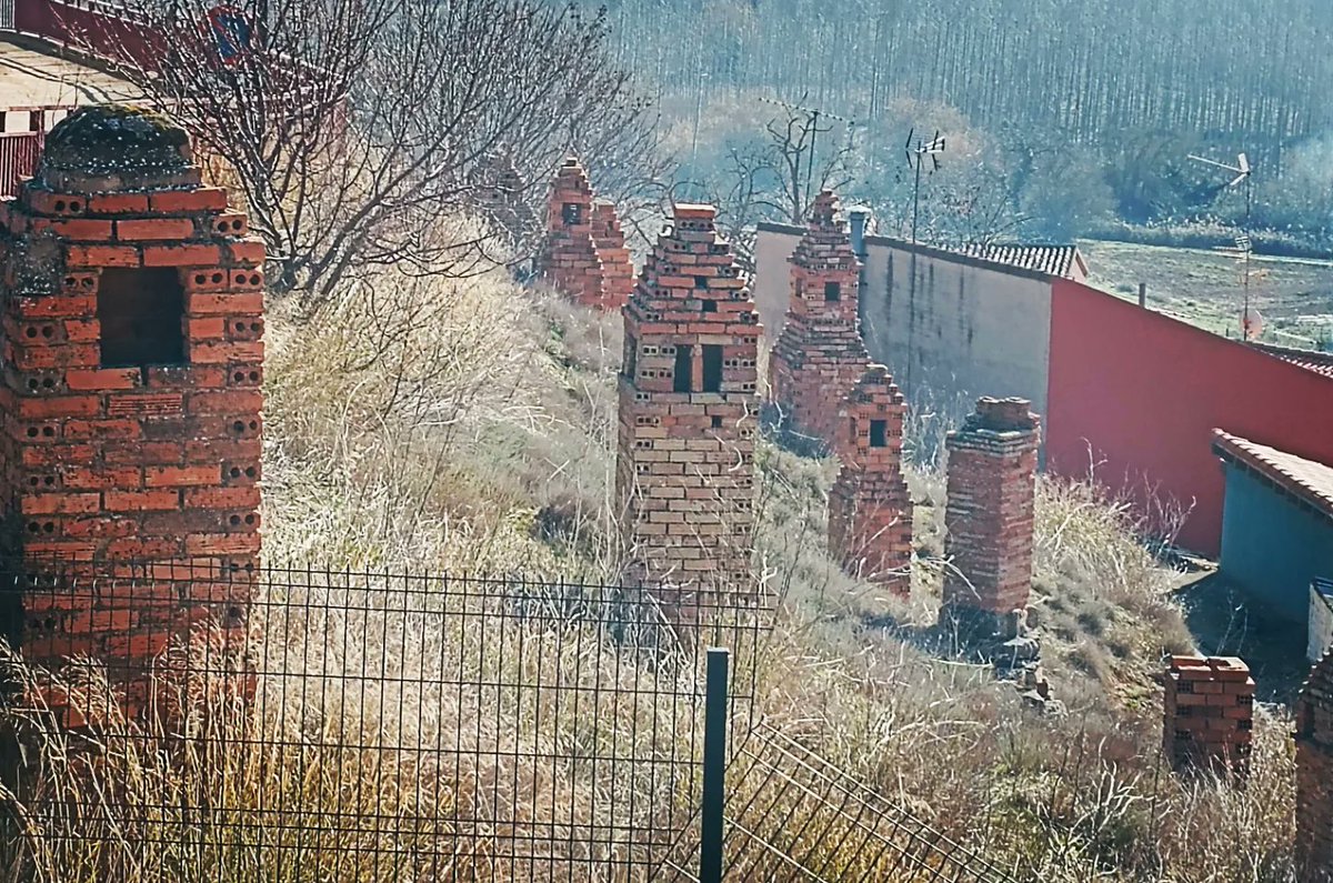 hormillejaach's tweet photo. Las Viseras de Hormilleja son una manifestación etnográfica, patrimonial y paisajística del desarrollo histórico de la vitivinicultura riojana. Juan José Martin García #hormilleja #larioja #asociacionculturalhormilleja #lugaresconencanto #pintoresco #rural #rurallife https://t.co/YOYfJhMh6q