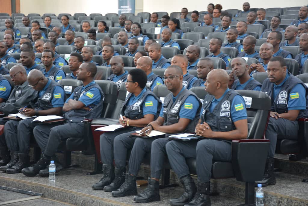 Yanbat1's tweet photo. 🔴 AVIS AU PEUPLE HUTU DU RWANDA🔴

Chers Hutus, kmnt pouvez vs laissé un individu écrasé tout votre peuple de cette façon. Vous êtes vu comme des humains de 2e catégorie dans votre propre pays !

Il suffit de voir la composition de la chaîne de commandement militaire chez vs. https://t.co/OwECVafQR9