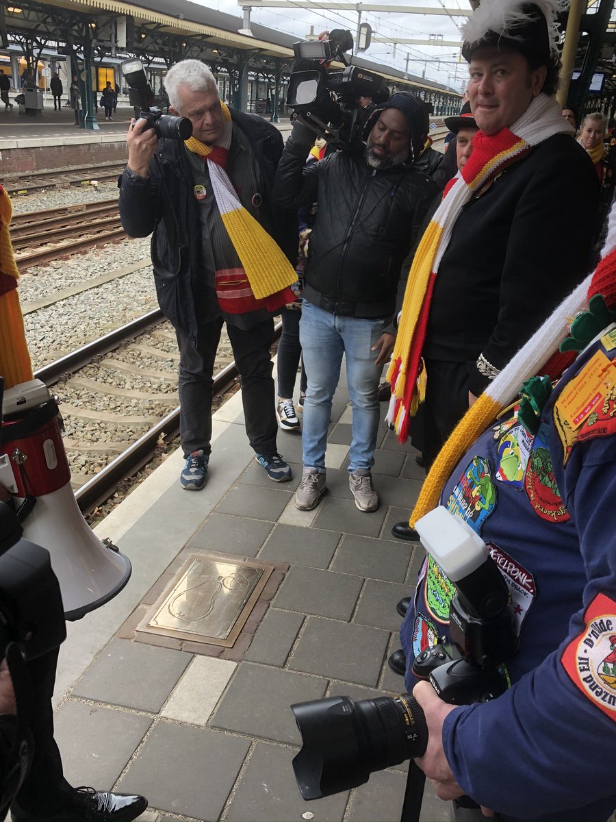 Na 3 jaore deur de Pereplaot bedekt te zijn gewist, kijke hoe de stapstéén d’r bij leejt. We houwe oe up toe deet! (Foto van 2020). #stationsinspectie #oeteldonk