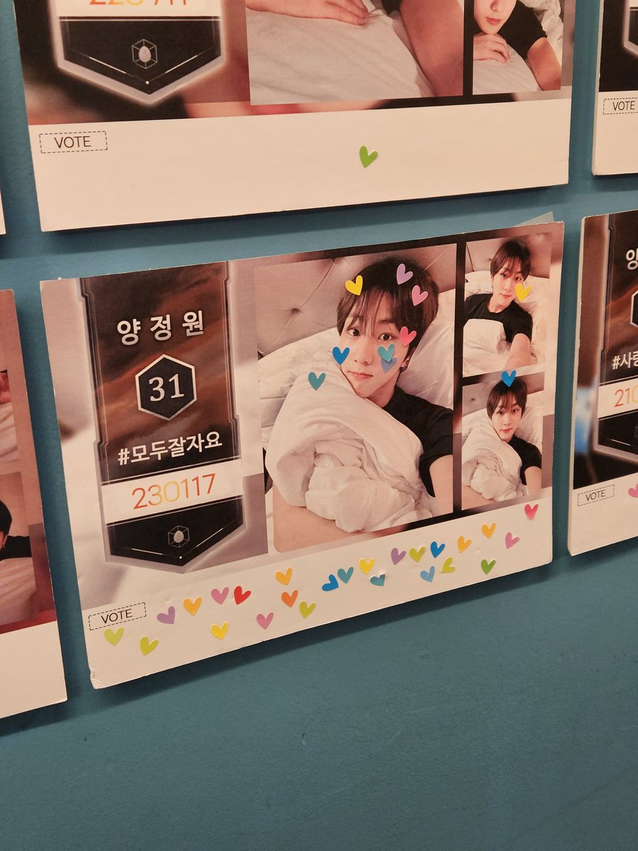 nocontextkeum's tweet photo. 📍마린커피 빅히트사옥점

진짜 정원이로 한가득 꾸며져있던 카페! 정원이 어록들과 침셀 투표도 있었음...♡ 다 너무 예뻐서 고심해서 고른 픽은 31번🥺🫶🏻 윗층도 넘 예쁘게 꾸며져있어서 잘 보고 왔어요~ 너무 기억에 남는 공간이 될 것 같아요👍🏻

#RoomNumber20_9
#영원의_또다른_이름_정원 https://t.co/PzPDsBPNwn