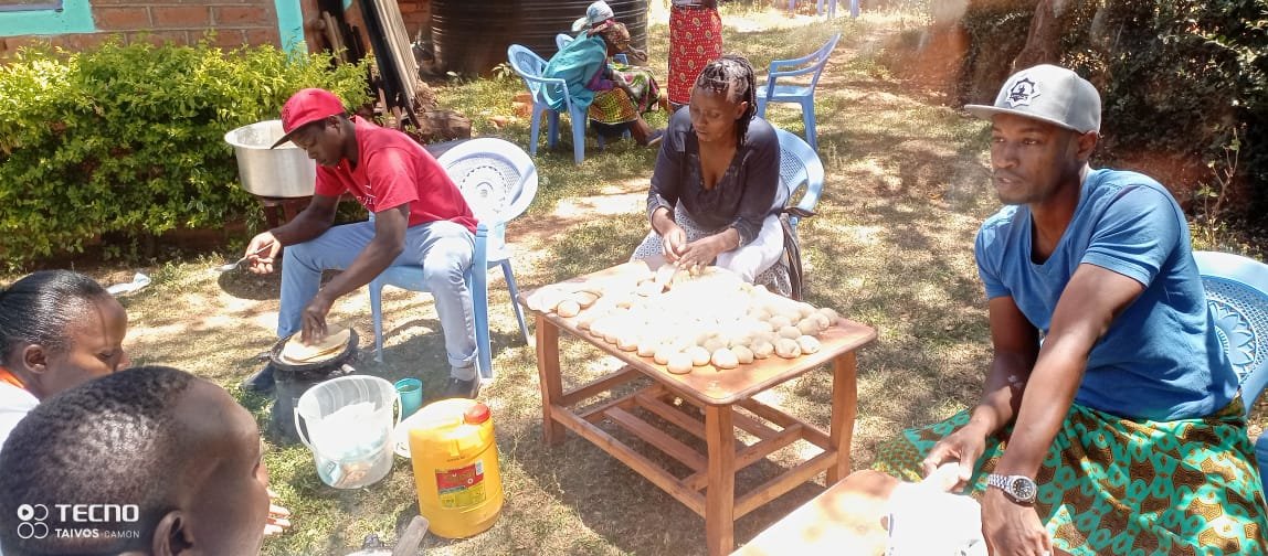 HelpinghandHhcd's tweet photo. Thankful for the long-awaited day, at Mbilini Village, Tala We will cook for the elderly and interact with them as we offer them our welfare donations. From the looks of things, this is already a great day.
#HHCD #sunday #welfare #support #elderlycare #Kainuk #Azziad #Sabina https://t.co/yOnN5a2LJQ