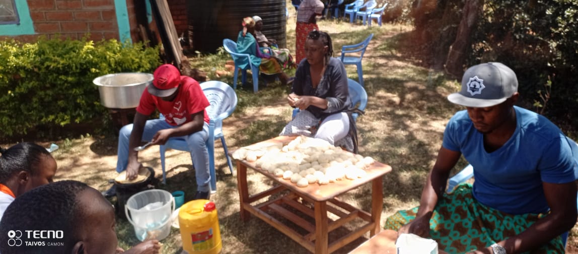 HelpinghandHhcd's tweet photo. Thankful for the long-awaited day, at Mbilini Village, Tala We will cook for the elderly and interact with them as we offer them our welfare donations. From the looks of things, this is already a great day.
#HHCD #sunday #welfare #support #elderlycare #Kainuk #Azziad #Sabina https://t.co/yOnN5a2LJQ