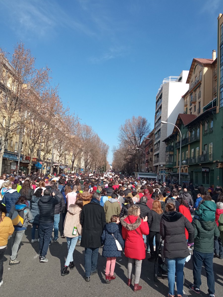 UgtSur's tweet photo. La sanidad pública no se vende. Se defiende. ¡Ayuso, córtate el pelo y búscate un trabajo! https://t.co/8dlm35JI4o