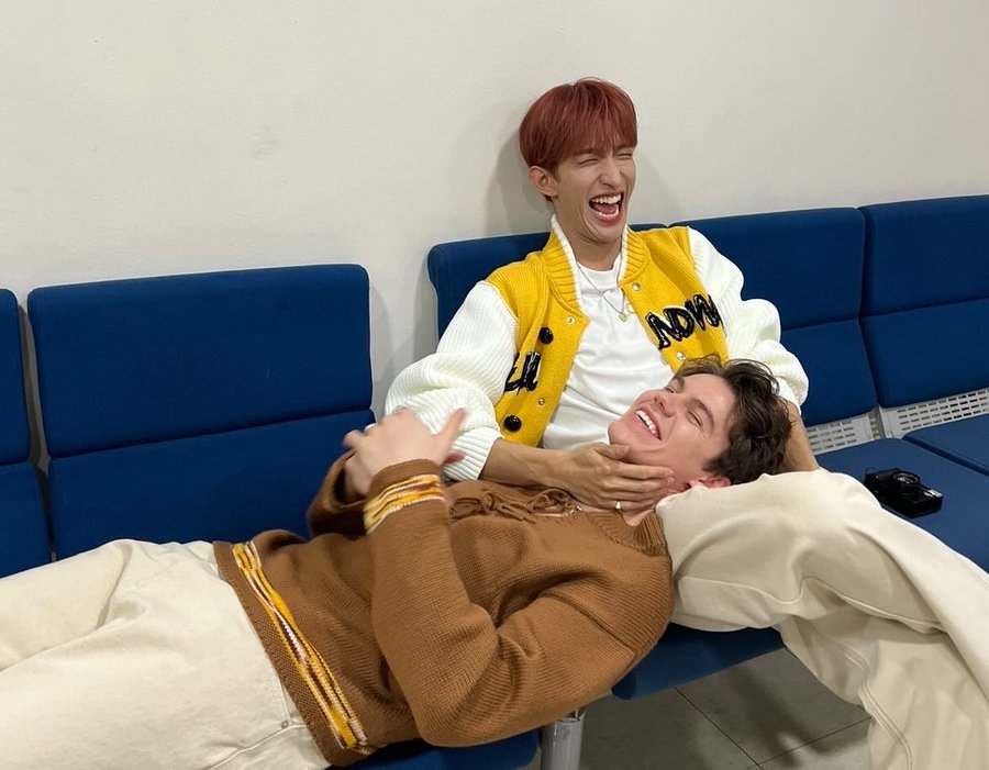 Eunoiasvt On Twitter He Even Got Pure White Men On His Laps Omg