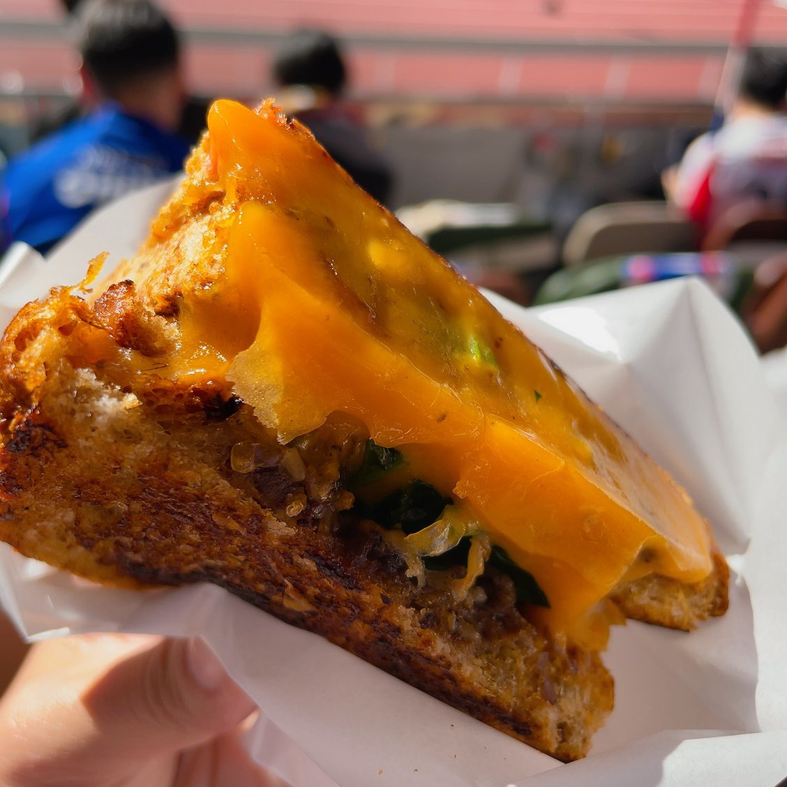 あ！そういえば昨日は試合前に <a href="/deeneys/">Deeney's</a> さんのマクベスとカサノヴァを♡
一度食べたスタグルが忘れられない #チーズ大好き芸人 は再会に咽び泣いたとか泣いてないとか。
ちょい辛いと説明のカサノヴァも具沢山で美味しかったです。マクベスはもう安心の美味しさ。
またスタグルでも食べたいなぁ♡