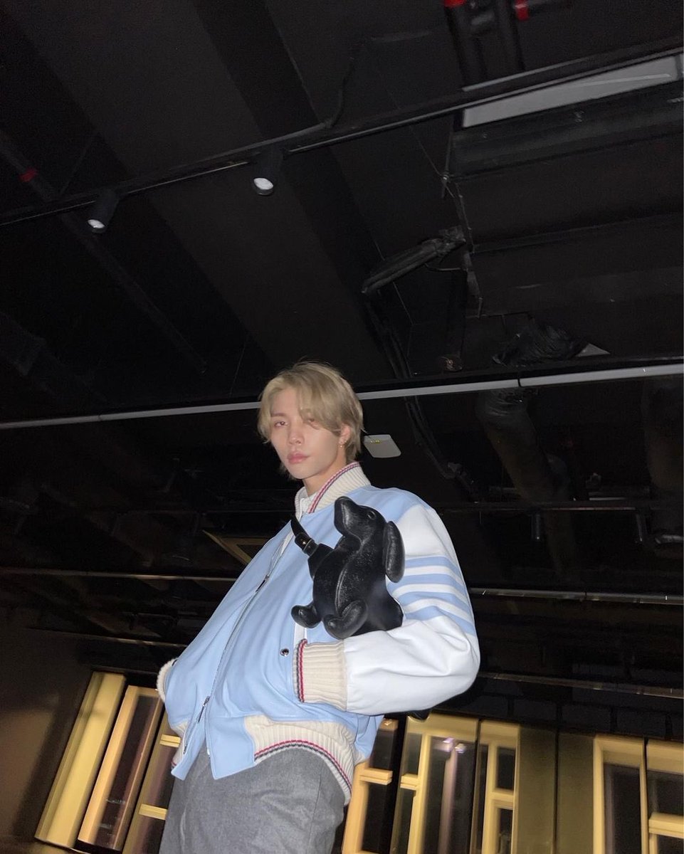 clairobscurx's tweet photo. 이젠 알렉스를 매고 다니네 펫플에 희생된 불쌍한 알렉스.. 화이팅! https://t.co/XvmrQSHV3g