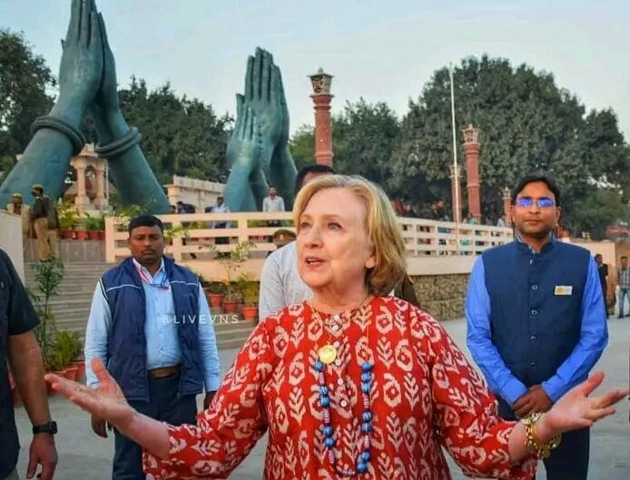 me_tejsingh's tweet image. काशी के “नमो घाट” पहुंची अमेरिका की पूर्व विदेश मंत्री हिलेरी क्लिंटन, घाटों की अद्भुत छटा देख हुईं अविभूत

Former US Secretary of State Hillary Clinton reached Kashi&apos;s &quot;Namo Ghat&quot;, was amazed to see the amazing shade of Ghats
@hillaryclinton #Varanasi #Varanasighat #namoghat