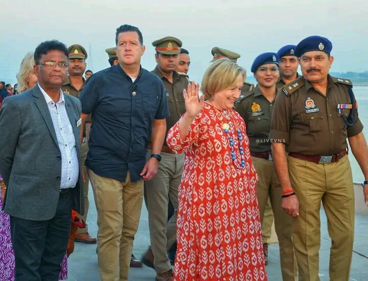 me_tejsingh's tweet image. काशी के “नमो घाट” पहुंची अमेरिका की पूर्व विदेश मंत्री हिलेरी क्लिंटन, घाटों की अद्भुत छटा देख हुईं अविभूत

Former US Secretary of State Hillary Clinton reached Kashi&apos;s &quot;Namo Ghat&quot;, was amazed to see the amazing shade of Ghats
@hillaryclinton #Varanasi #Varanasighat #namoghat