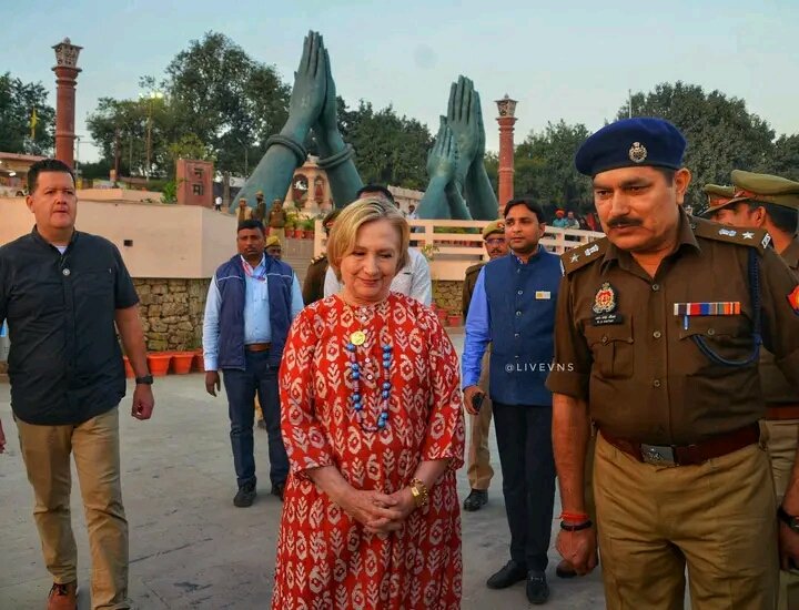 me_tejsingh's tweet image. काशी के “नमो घाट” पहुंची अमेरिका की पूर्व विदेश मंत्री हिलेरी क्लिंटन, घाटों की अद्भुत छटा देख हुईं अविभूत

Former US Secretary of State Hillary Clinton reached Kashi&apos;s &quot;Namo Ghat&quot;, was amazed to see the amazing shade of Ghats
@hillaryclinton #Varanasi #Varanasighat #namoghat