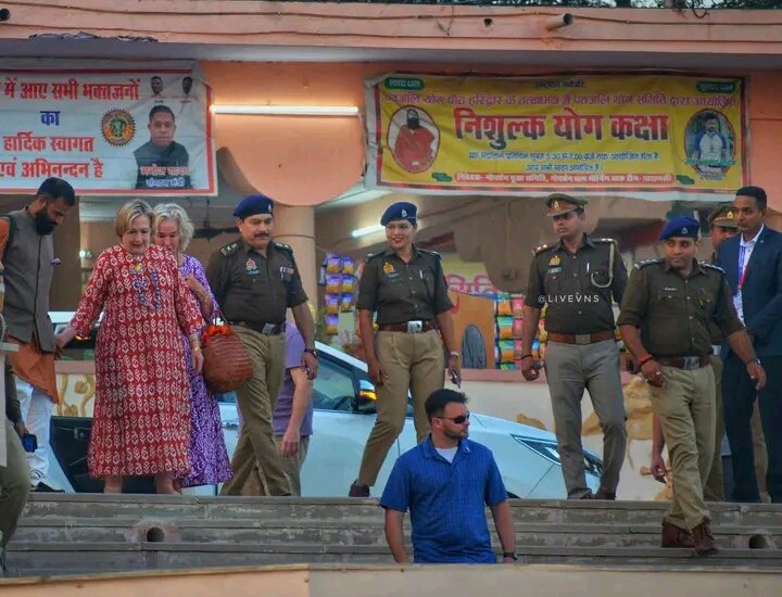 me_tejsingh's tweet image. काशी के “नमो घाट” पहुंची अमेरिका की पूर्व विदेश मंत्री हिलेरी क्लिंटन, घाटों की अद्भुत छटा देख हुईं अविभूत

Former US Secretary of State Hillary Clinton reached Kashi&apos;s &quot;Namo Ghat&quot;, was amazed to see the amazing shade of Ghats
@hillaryclinton #Varanasi #Varanasighat #namoghat