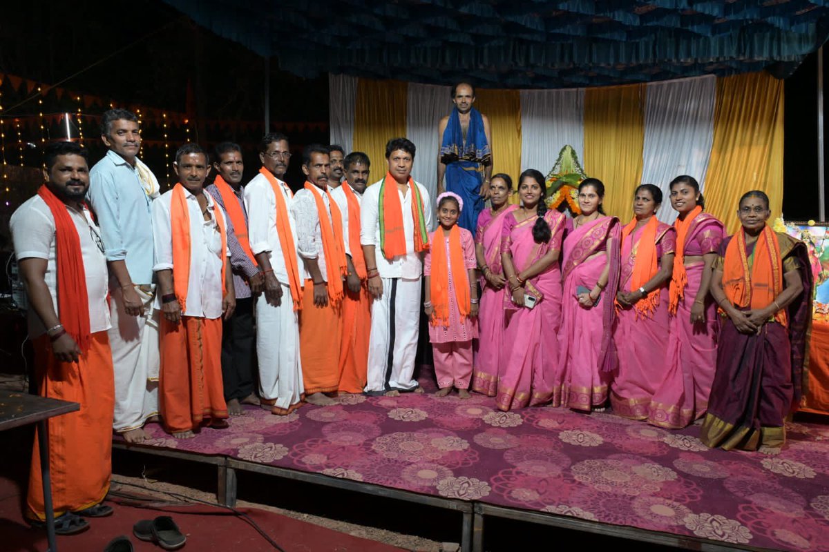 bjp_mcn's tweet photo. ಫ್ರೆಂಡ್ಸ್ ಕೋಡಿಕೆರೆ (ರಿ) ಹಾಗೂ ವಿಶ್ವ ಹಿಂದೂ ಪರಿಷತ್, ಬಜರಂಗದಳ, ದುರ್ಗಾವಾಹಿನಿ, ಮಾತೃಮಂಡಳಿ ಕೋಡಿಕೆರೆ, ಕುಳಾಯಿ ಆಯೋಜಿಸಿದ 21 ನೇ ವರ್ಷದ ಸಾರ್ವಜನಿಕ ಶ್ರೀ ಸತ್ಯನಾರಾಯಣ ಪೂಜೆ ಹಾಗೂ ಶನೀಶ್ವರ ಕಲ್ಪೋಕ್ತ ಪೂಜೆಯಲ್ಲಿ ಶಾಸಕರಾದ ಡಾ. ವೈ ಭರತ್ ಶೆಟ್ಟಿಯವರು ಪಾಲ್ಗೊಂಡು ಪ್ರಸಾದ ಸ್ವೀಕರಿಸಿದರು. https://t.co/ygrECUNKRq