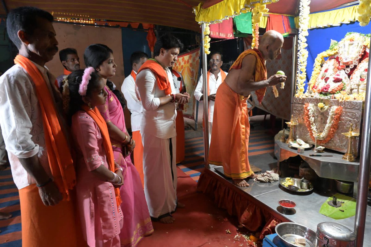 bjp_mcn's tweet photo. ಫ್ರೆಂಡ್ಸ್ ಕೋಡಿಕೆರೆ (ರಿ) ಹಾಗೂ ವಿಶ್ವ ಹಿಂದೂ ಪರಿಷತ್, ಬಜರಂಗದಳ, ದುರ್ಗಾವಾಹಿನಿ, ಮಾತೃಮಂಡಳಿ ಕೋಡಿಕೆರೆ, ಕುಳಾಯಿ ಆಯೋಜಿಸಿದ 21 ನೇ ವರ್ಷದ ಸಾರ್ವಜನಿಕ ಶ್ರೀ ಸತ್ಯನಾರಾಯಣ ಪೂಜೆ ಹಾಗೂ ಶನೀಶ್ವರ ಕಲ್ಪೋಕ್ತ ಪೂಜೆಯಲ್ಲಿ ಶಾಸಕರಾದ ಡಾ. ವೈ ಭರತ್ ಶೆಟ್ಟಿಯವರು ಪಾಲ್ಗೊಂಡು ಪ್ರಸಾದ ಸ್ವೀಕರಿಸಿದರು. https://t.co/ygrECUNKRq