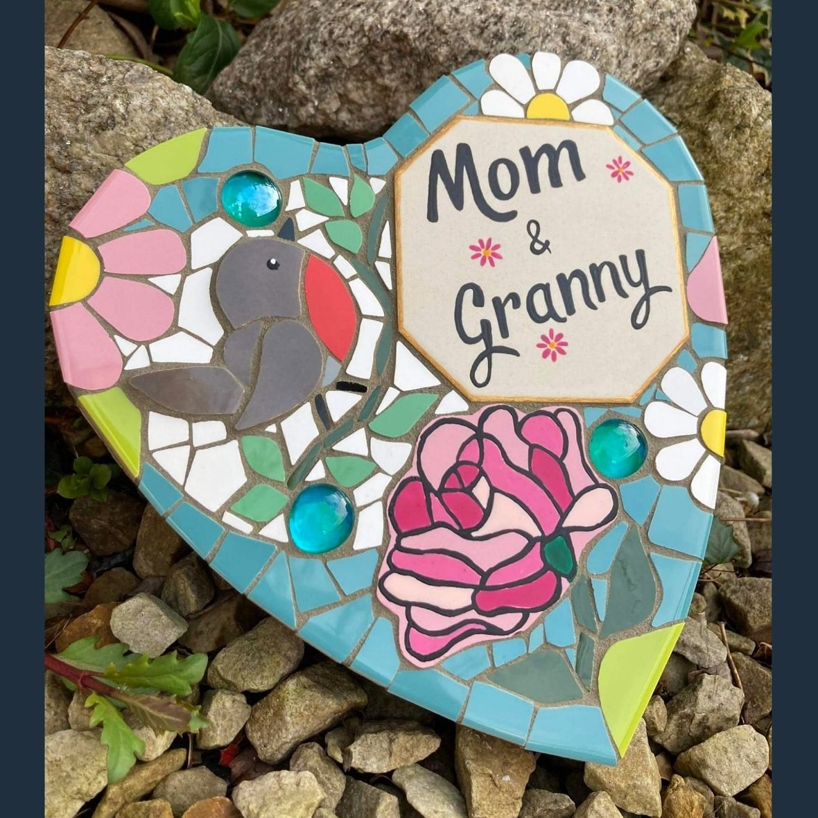 MosaicCraft29's tweet photo. 🌸Memorial Mosaic (22cm)
Made on a 3cm cement base
#mosaic #ceramicart #ceramic #mosaicart #irishcraft #handpainted #lettering #irishmaker #Craftbizparty #art #craft #handmade #memorial https://t.co/oY4p3WKjCb