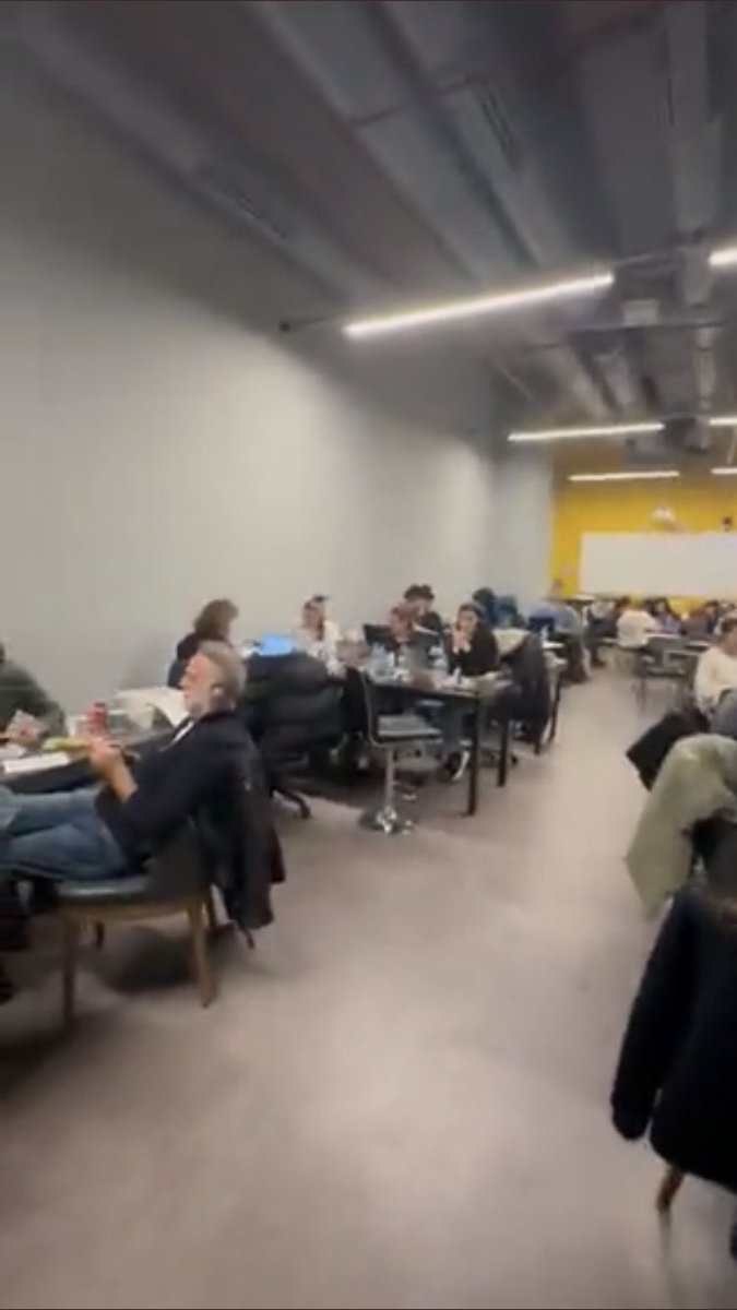 Biz Nasıl bu kadar Gerizekalı ile yaşıyoruz.

Maslakta , Beşiktaş’ta ellerinde telefon önlerinde kahve pizza sıcak ortamda üstlerinde binlerce liralık kıyafetlerle ülkeyi biz kurtarıyoruz algısı yapanlar.