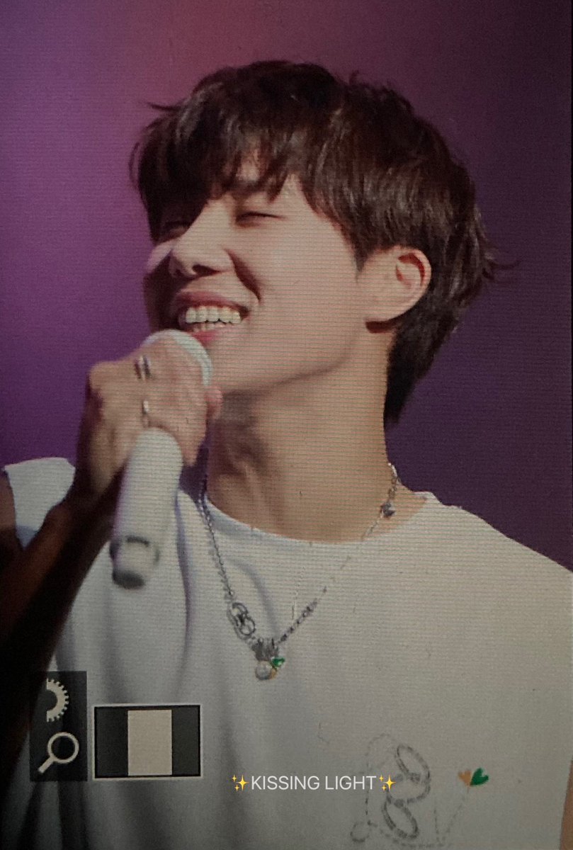Kissing_Light's tweet photo. 220212 LV 콘서트 
진짜 행복해보여 성규야🥰 나도 행복해🥰
#성규 #김성규 https://t.co/F0ROJWBD1g