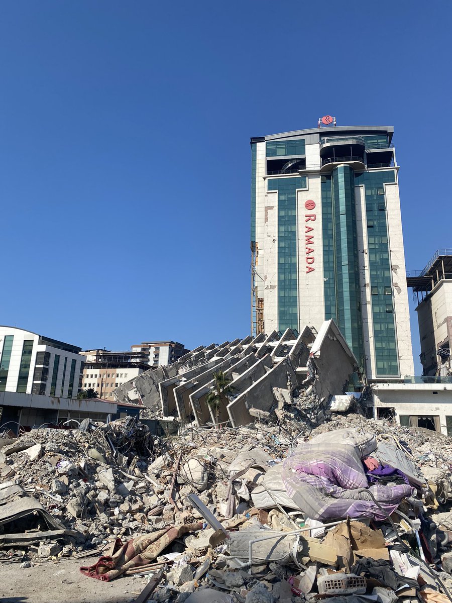 📍İskenderun

15 gün olmuş insanlar taşınalı

Kiralar 15 bin

Satılık fiyatı 6 milyon