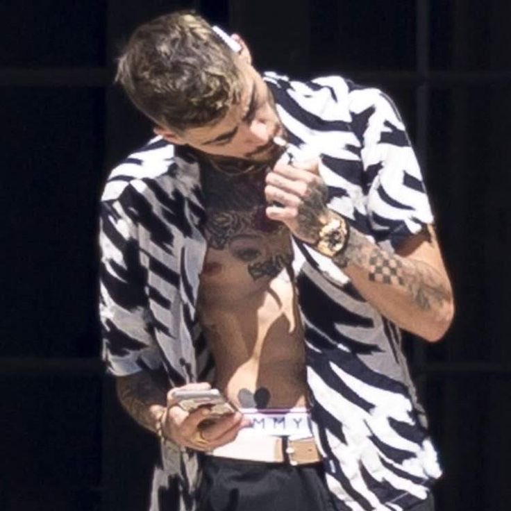 zaynbeingsexyy's tweet photo. just zayn malik smoking https://t.co/r9QX5eyBYi