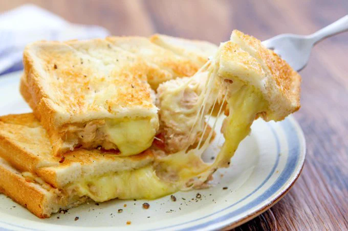 チーズたっぷりですごく美味しそう！ツナ缶やチーズを使った「トースト」レシピ！