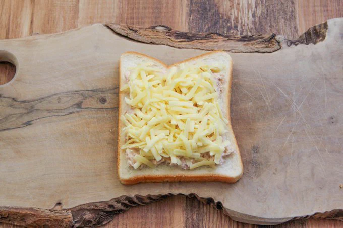 チーズたっぷりですごく美味しそう！ツナ缶やチーズを使った「トースト」レシピ！