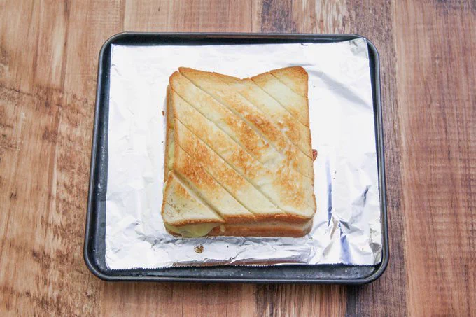 チーズたっぷりですごく美味しそう！ツナ缶やチーズを使った「トースト」レシピ！