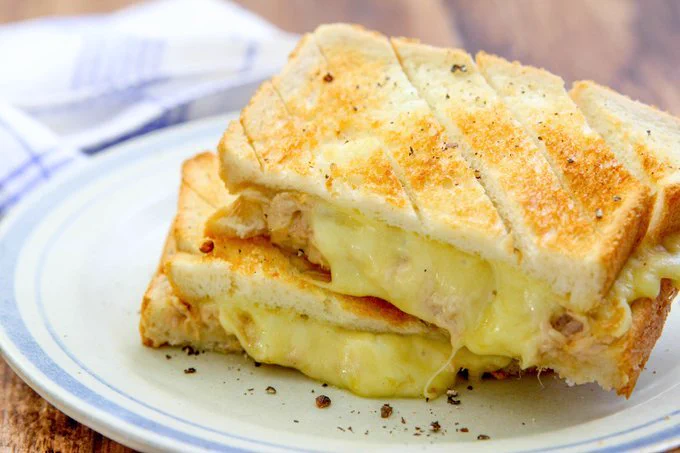 チーズたっぷりですごく美味しそう！ツナ缶やチーズを使った「トースト」レシピ！