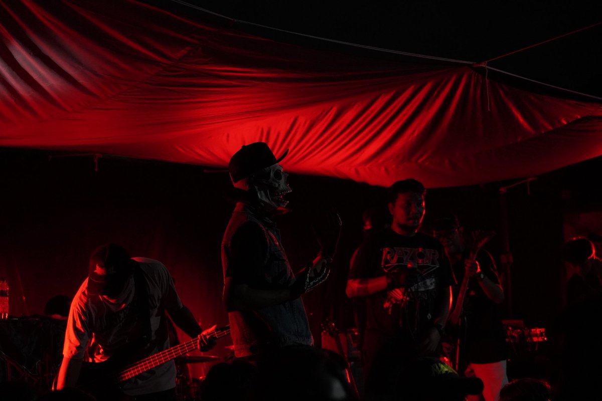 ternyatamedia's tweet photo. Ter-Nyata, @hibernationxb13f hadir suguhkan musik distorsi penuh historikal bagi penikmat musik cadas Jombang-sekitar. Dimana event tersebut sukses terselenggara ditandai dengan adanya respon yang menantang dalam kehidupan sehari-hari.
Foto: @Mduabelasstudio 

#terNyata https://t.co/XPHOp4m6bC
