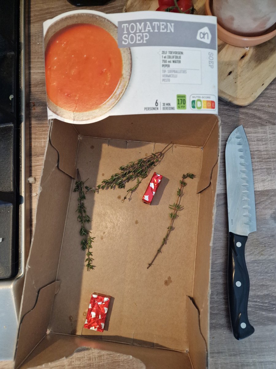 Hey <a href="/albertheijn/">Albert Heijn</a> geen Tomatenpuree blikje in het pakket, terwijl dat er volgens de inhoudslijst wel in hoort te zitten!