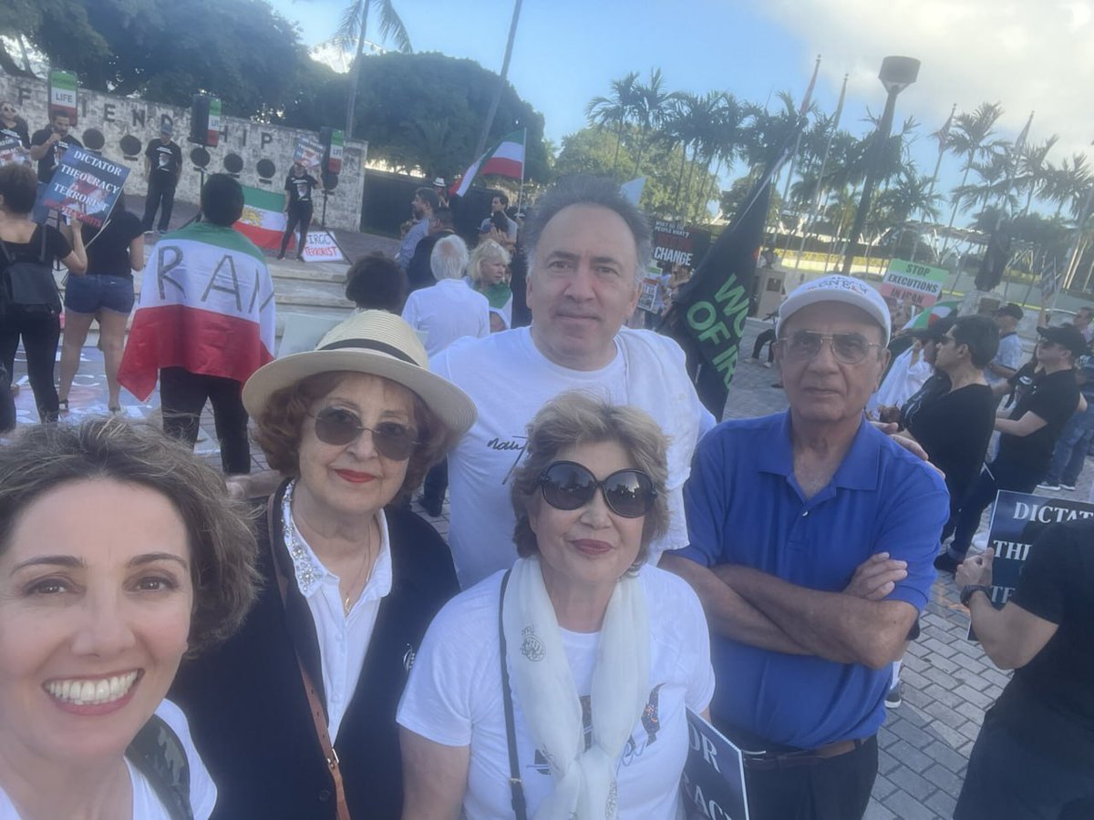 روزی که پرویز ثابتی ایران رو ترک کرد، قبلش از فرودگاه تماس گرفتند و گفتند آقای ثابتی میخواد بره. دربار هم مخالفتی نداشت و ایشون رفتند. مثل خیلیای دیگه که اواخر ایران رو ترک کردند
اما کمتر کسی فکرش رو میکرد که آخرین رئیس ساواک، ۴۴ سال بعد اینچنین محبوب و تصاویرش موجب مباهات باشه