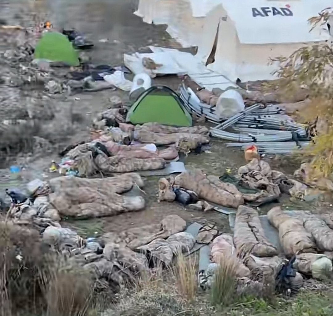 Küfür etmemek için kendimi zor tutuyorum.