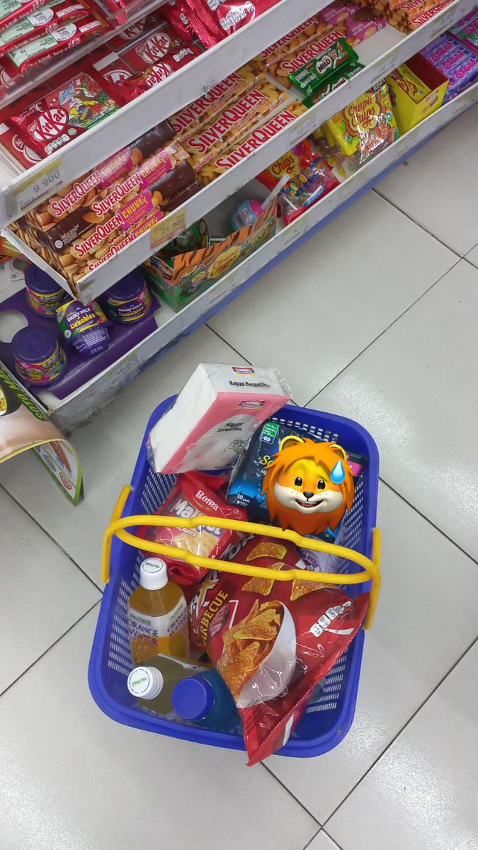 padahal niatnya cuman mau beli malkist buat nyoba bikin roti kabin sama orange water krna lagi sariawan...