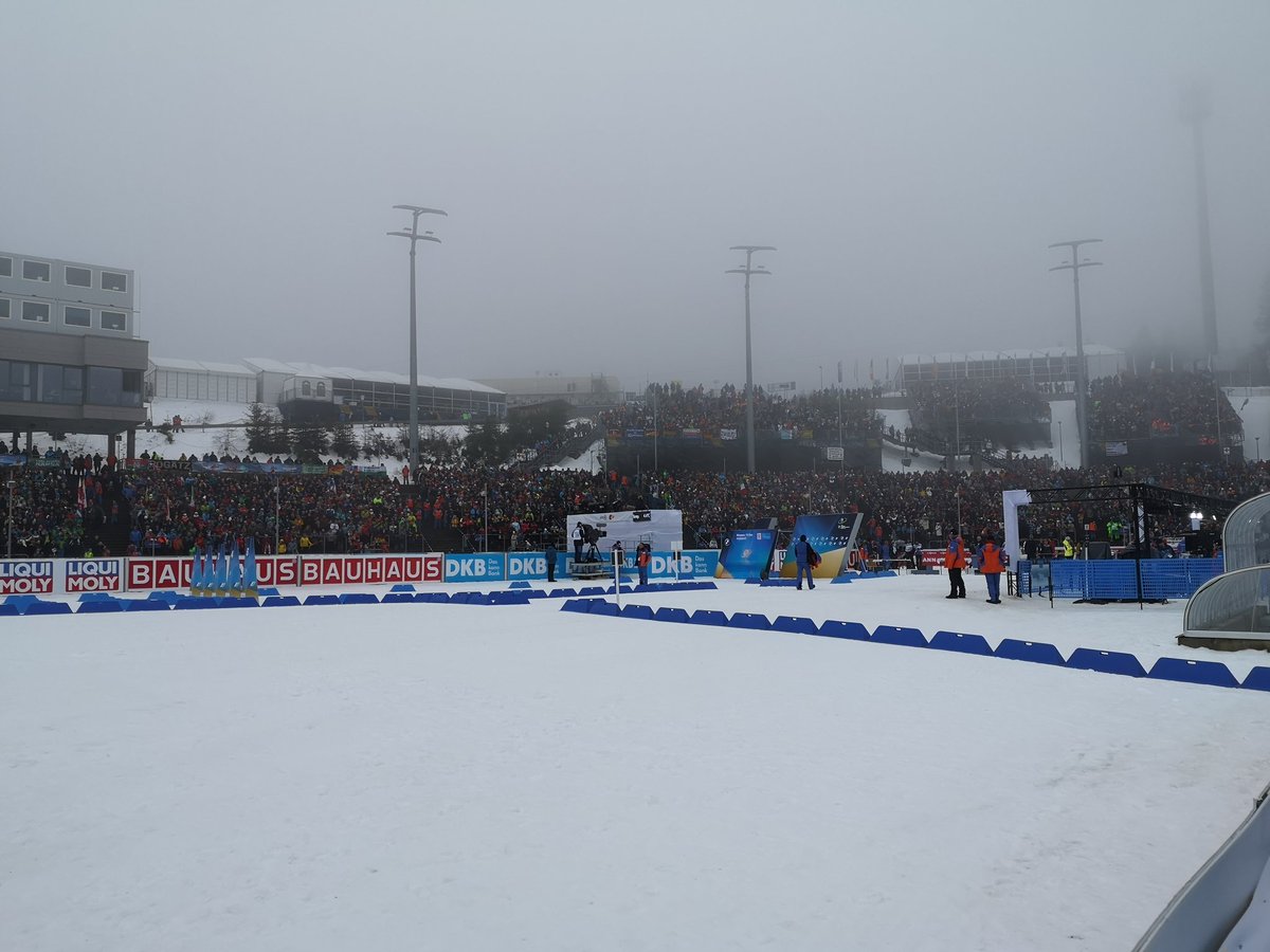 Ma_Krummel's tweet photo. Endlich voll heute am Rennsteig: 23.000 Fans hoffen, dass der Gold-Zug von Denise Herrmann-Wick wieder keine Bremse hat. Die Ausgangslage ist bestens. @SID_Sportnews https://t.co/bJsIgUWyPu