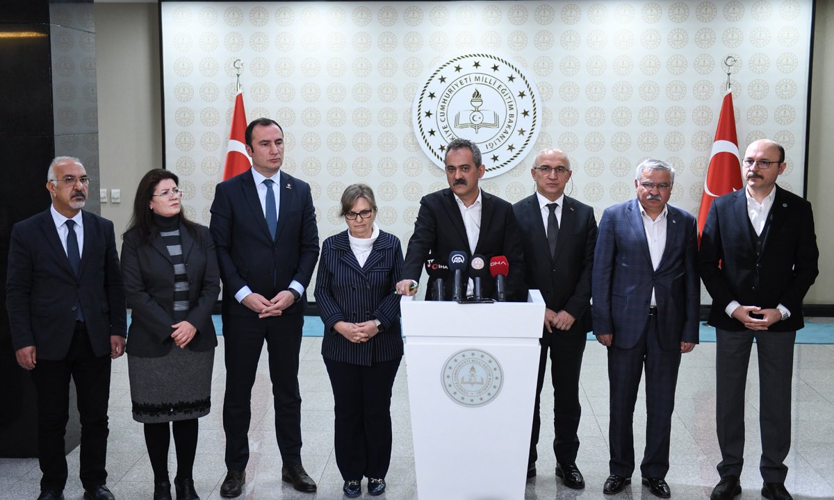 tcmeb's tweet photo. Bakanımız @prof_mahmutozer, Eğitim Öğretim Süreçlerine İlişkin Açıklama Yaptı

71 ilde 20 Şubat'ta okullar açılacak. Deprem bölgesindeki 10 ilde ise eğitim öğretime 1 Mart’a kadar ara verildi. 

👉https://t.co/y9Kl8VrYKA https://t.co/DqMmxuA1Ie